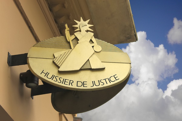Huissiers de justice : devenir commissaire de justice… sans formation ?