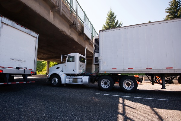 Quand un camion est trop grand pour passer sous un pont…